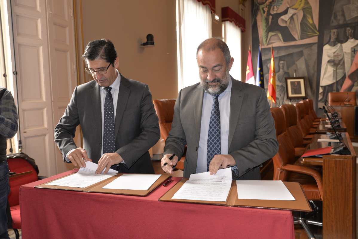 Caballero (izquierda) y Julián Garde, firmando el protocolo de creación de la Cátedra de Discapacidad y Dependencia.