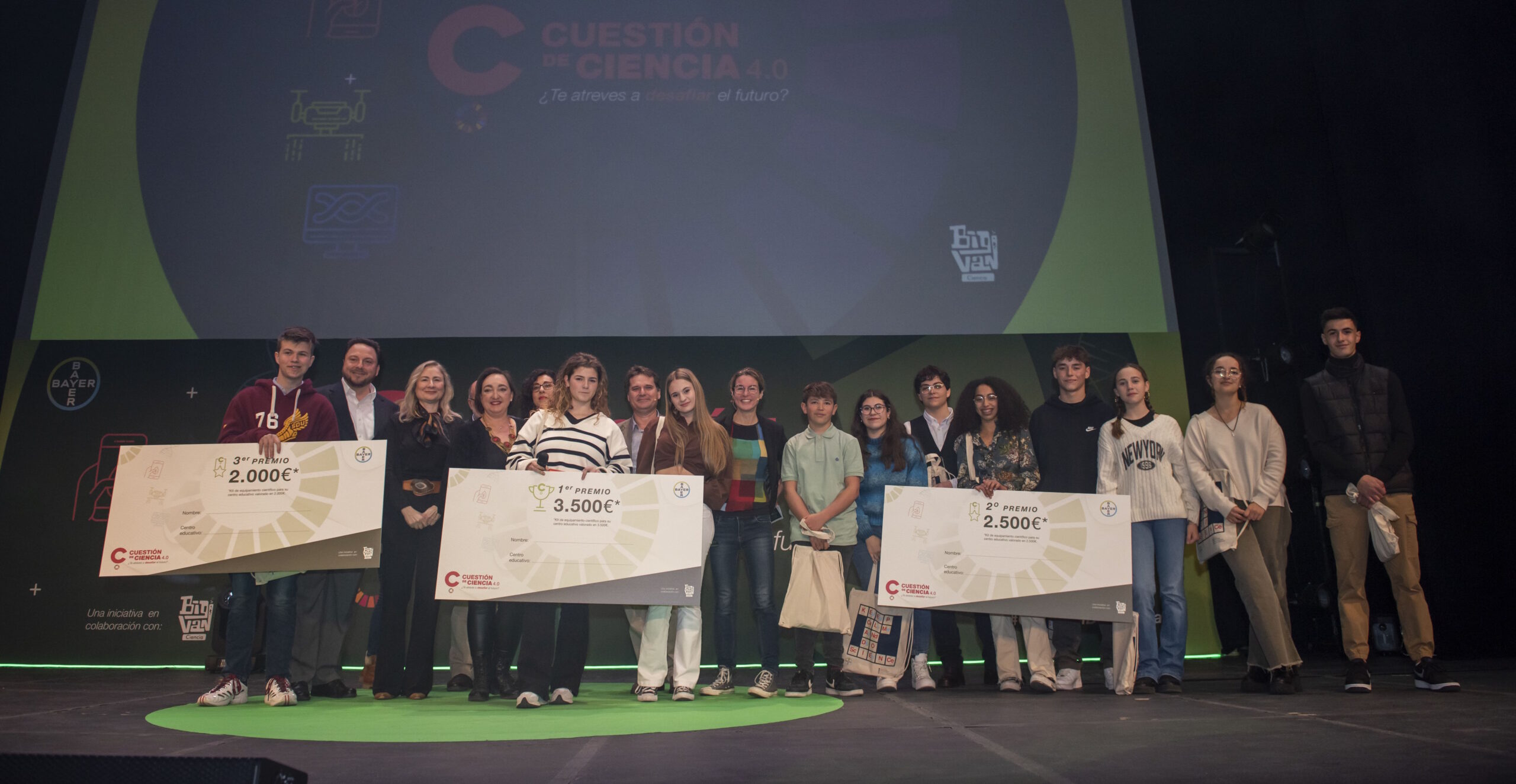 Foto de familia con los ganadores del certamen "Cuestión de Ciencia".