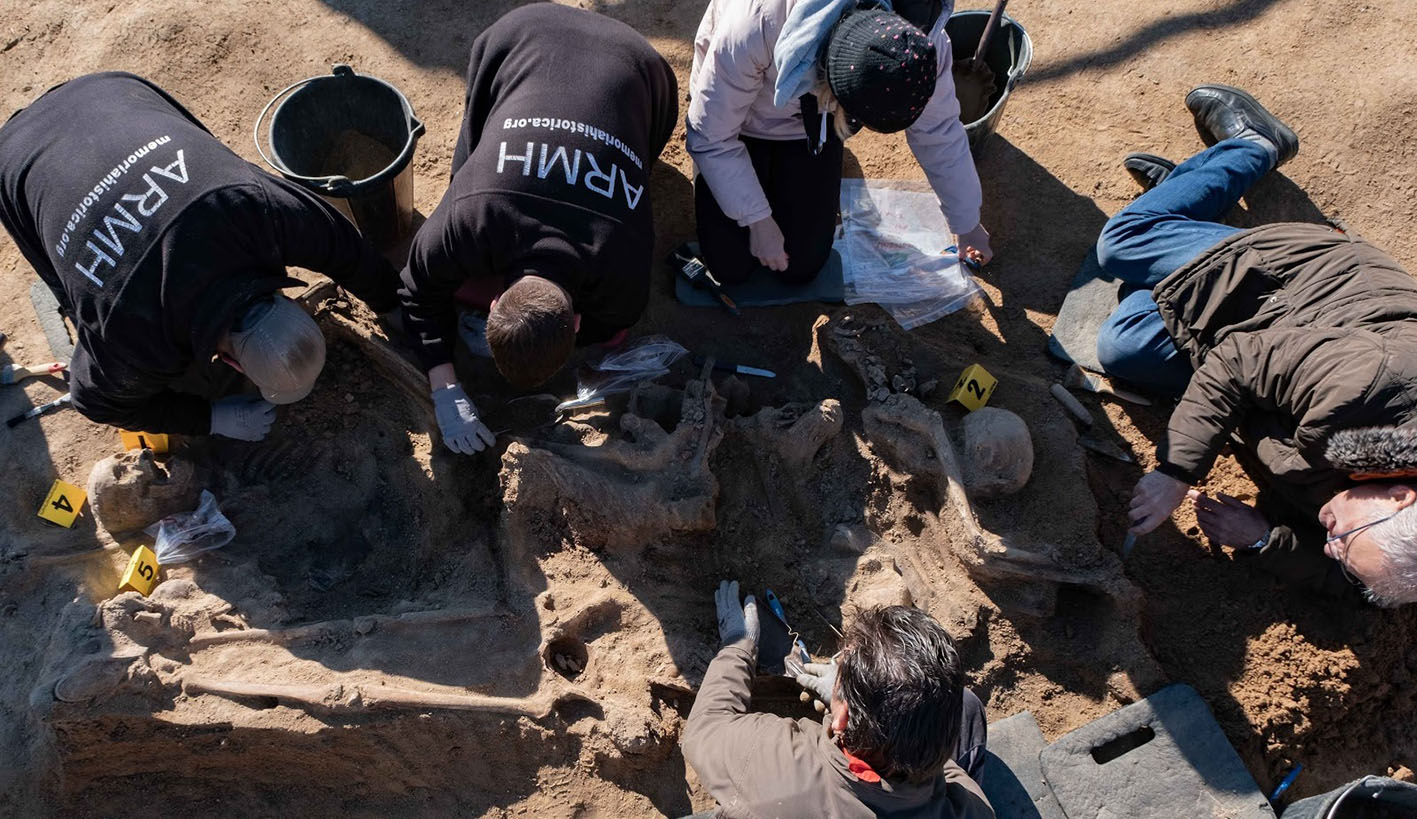 Trabajos de exhumación de restos por parte de la Asociación para la Recuperación de la Memoria Histórica.