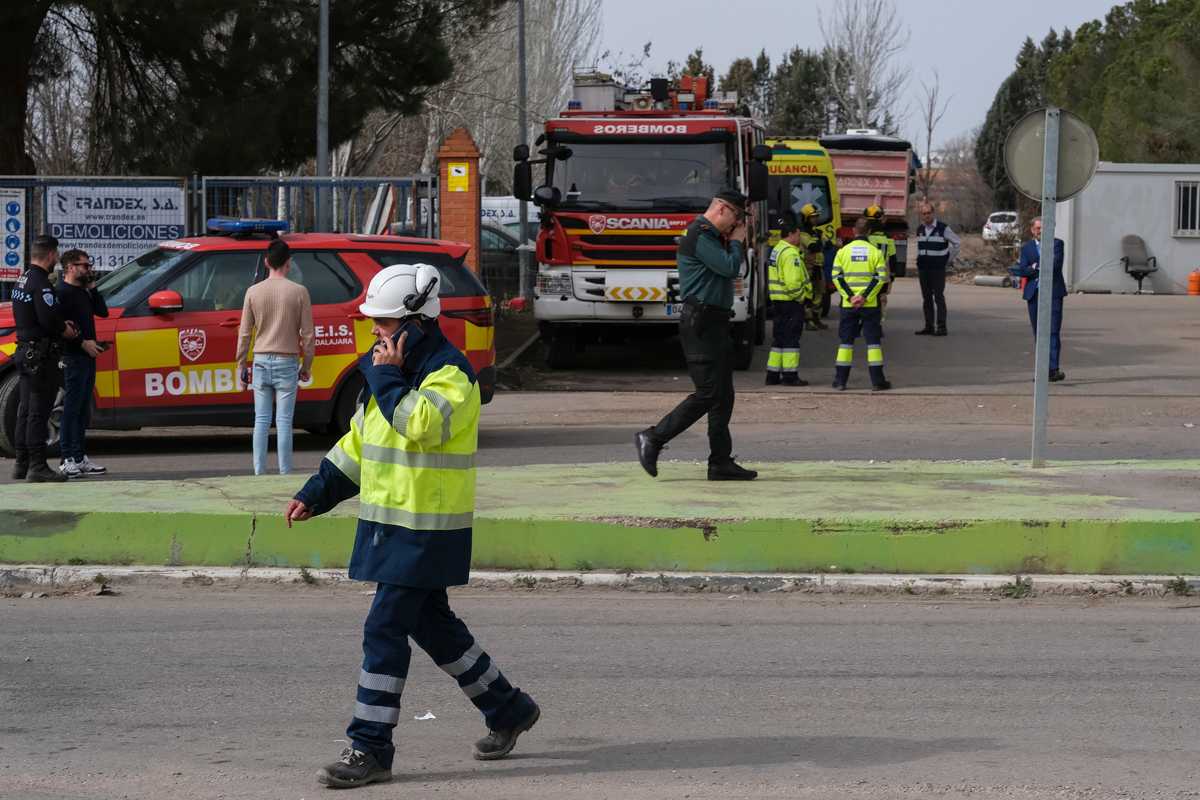 Dispositivo de emergencia desplegado por la rotura de un gaseoducto en Cabanillas (Guadalajara). EFE/ Nacho Izquierdo.