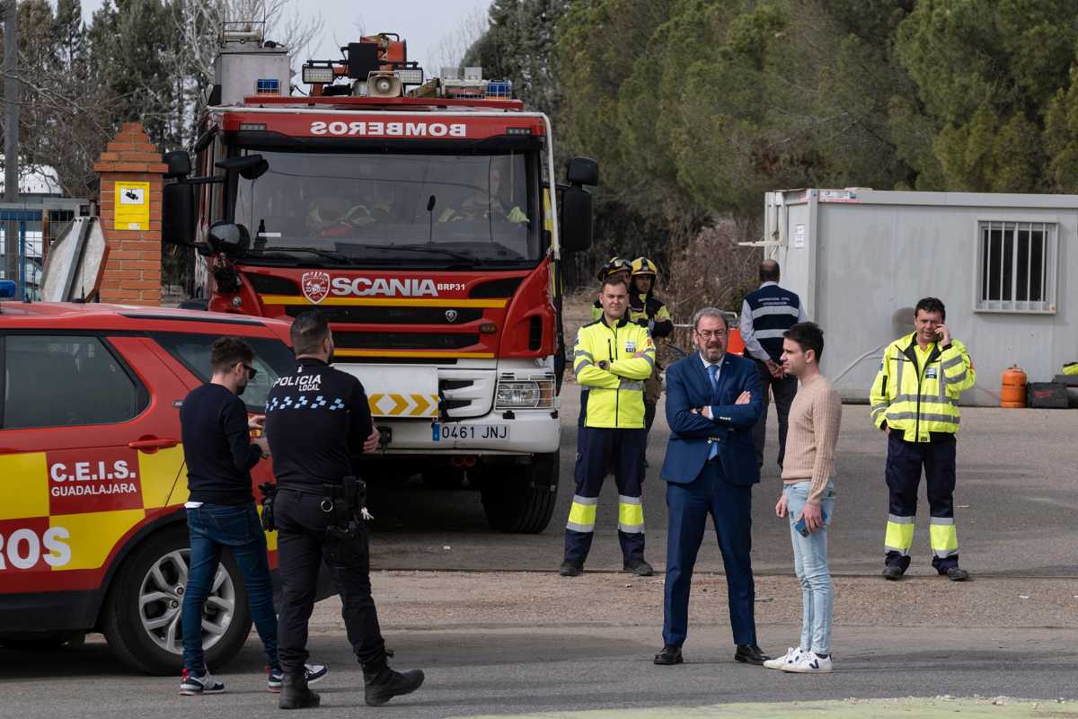 Dispositivo de emergencia desplegado por la rotura de un gaseoducto en Cabanillas (Guadalajara). EFE/ Nacho Izquierdo.