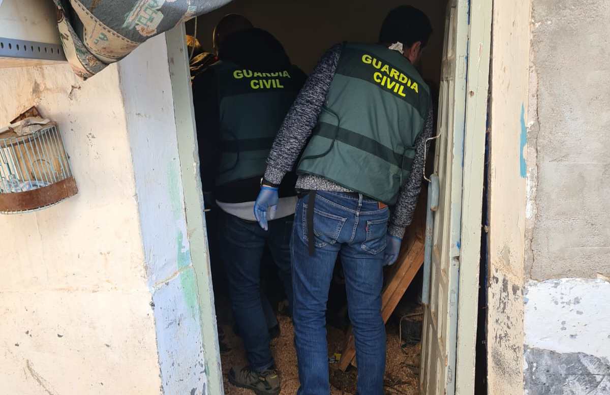 La Guardia Civil, en pleno registro en Las Pedroñeras.