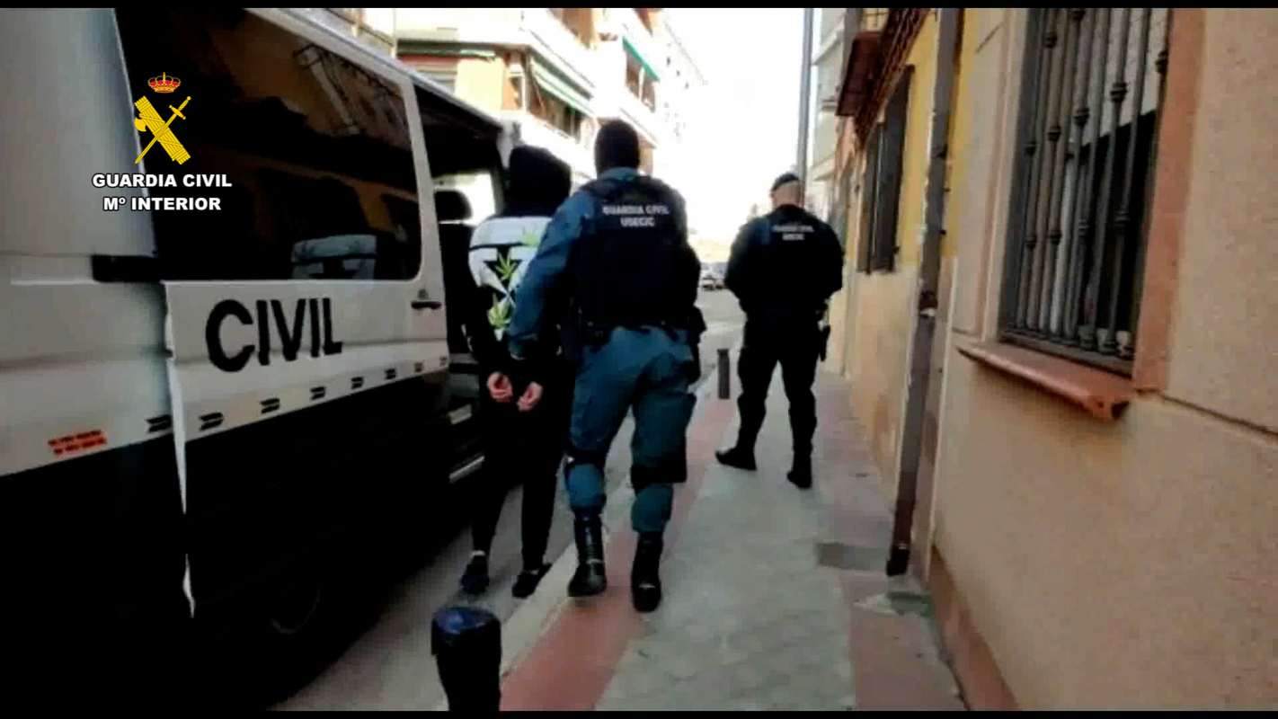 La Guardia Civil detuvo a tres personas, combatiendo la inmigración irregular.