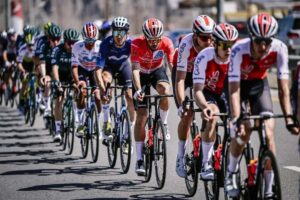 Jesús Herrada, en el centro del grupo. Foto: @TeamCOFIDIS.