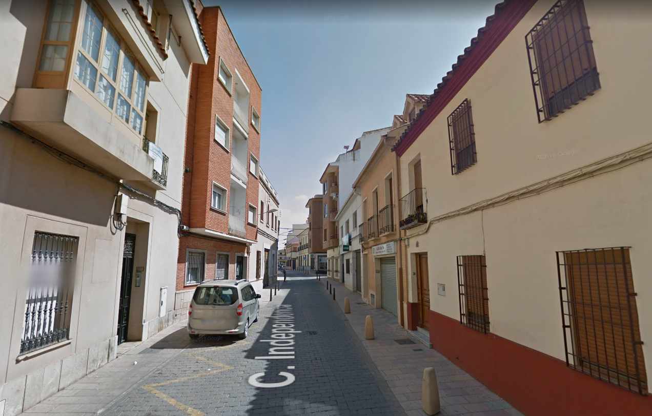 El incendio en Alcázar de San Juan se ha producido en la calle Independencia.