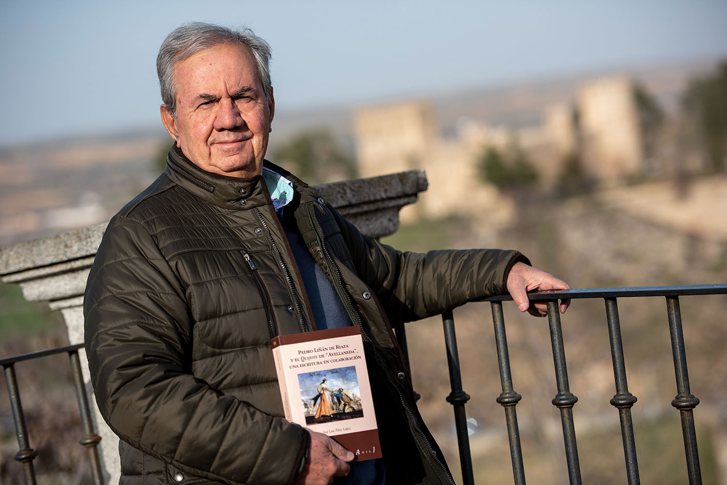 El filólogo e historiador de Literatura José Luis Pérez posa durante la presentación de su obra en Toledo. EFE/Ismael Herrero.