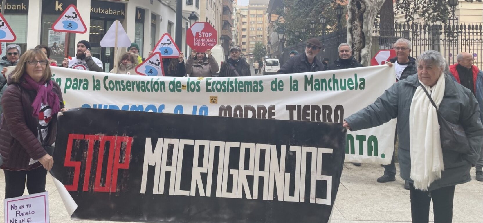 Pueblos de CLM se manifiestan en el Paseo de la Libertad de Albacete contra la instalación de macrogranjas y plantas de biogás.
