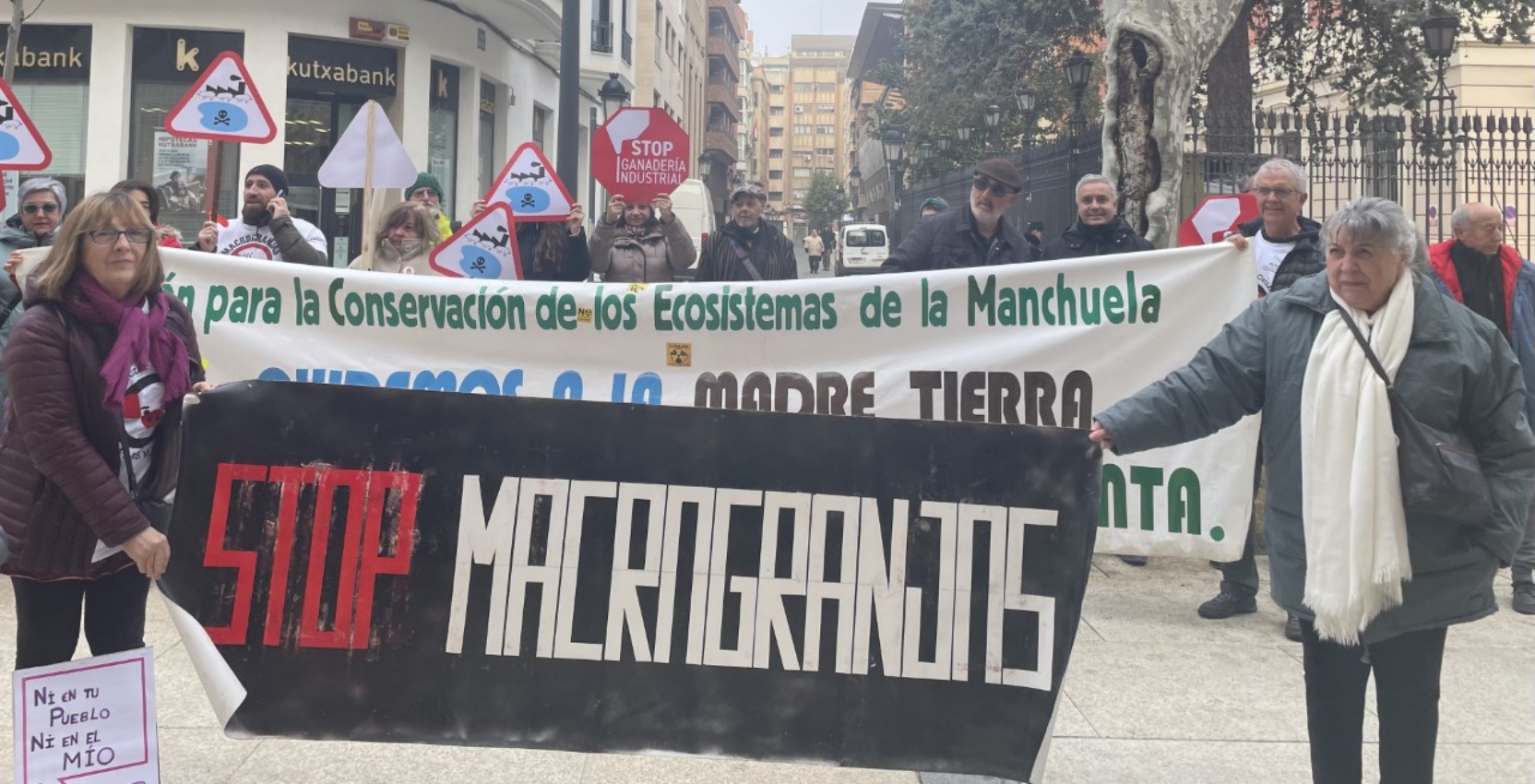 Pueblos de CLM se manifiestan en el Paseo de la Libertad de Albacete contra la instalación de macrogranjas y plantas de biogás.