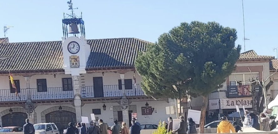 Imagen de la manifestación contra la ocupación en Escalona. Foto: Twitter de Sergio Gutiérrez.