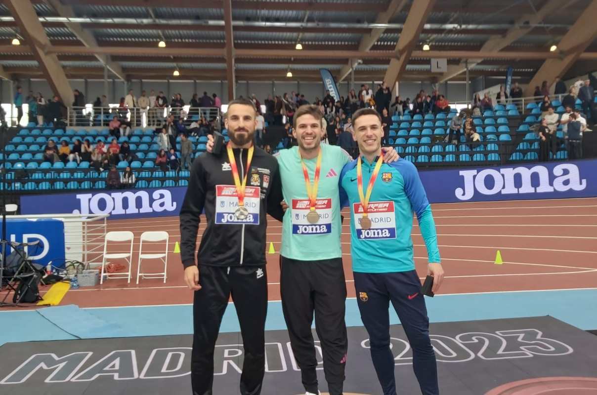 Manuel Guijarro, bronce en 400, es el primero por la derecha. Foto: @RFEA.