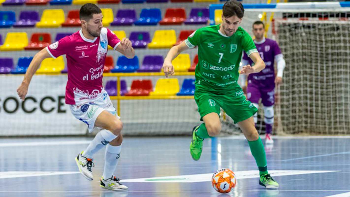 Raúl Campos, de Quesos El Hidalgo Manzanares, defendiendo a Alvarito, de BeSoccer CD UMA Antequera. Foto: LNFS.