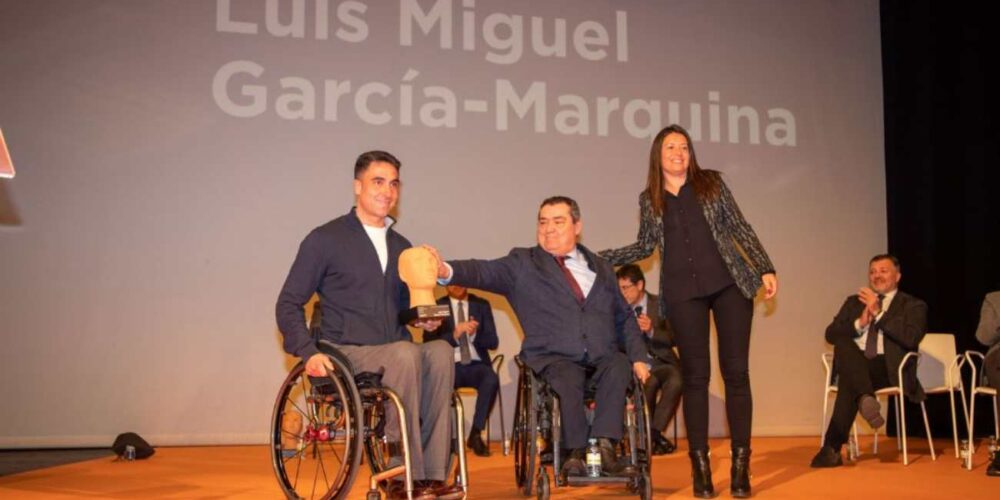 García-Marquina, en el momento de recibir el premio por Amiab Cuenca. Foto: Amiab Cuenca.