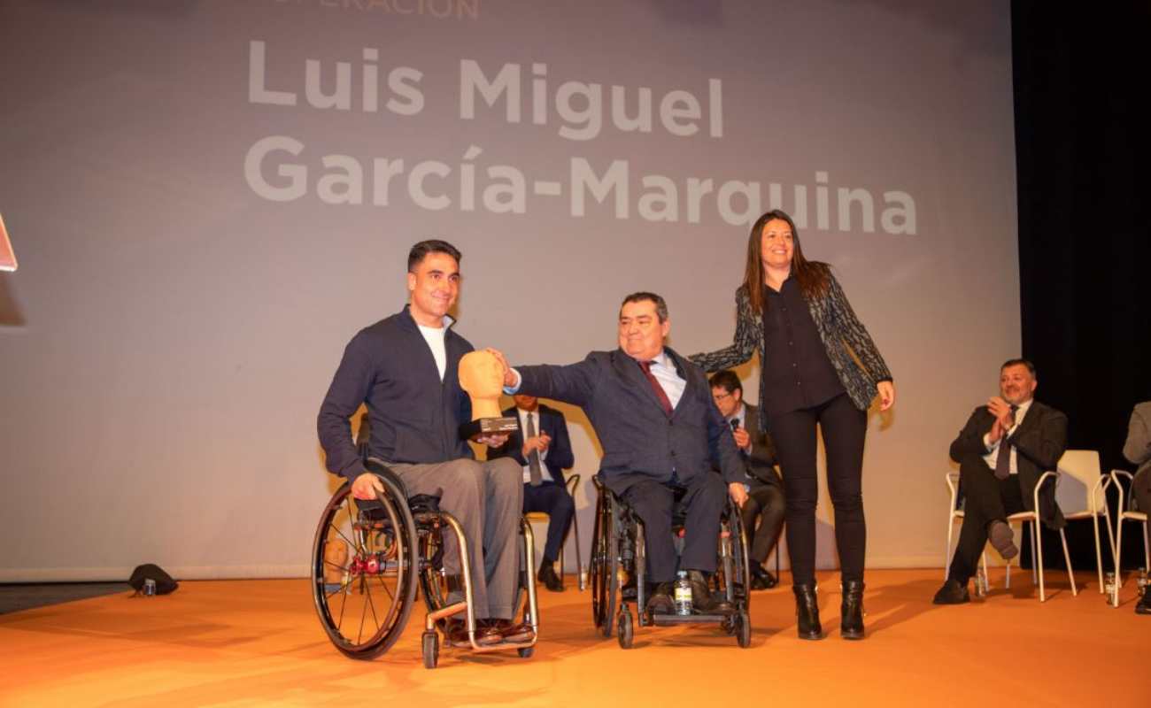 García-Marquina, en el momento de recibir el premio por Amiab Cuenca. Foto: Amiab Cuenca.