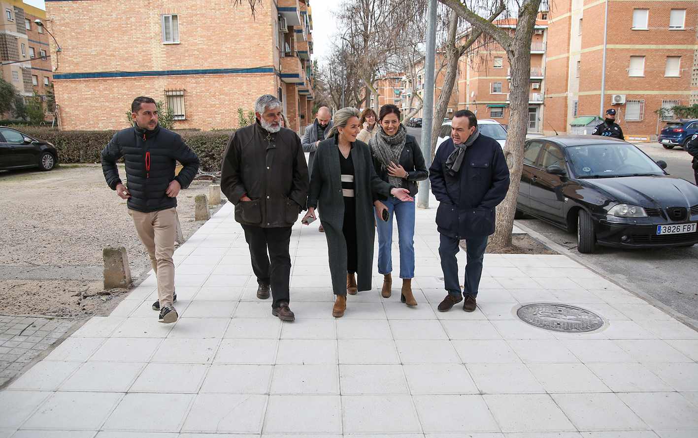 Milagros Tolón, revisando las obras de acerado en siete calles del barrio del Polígono.