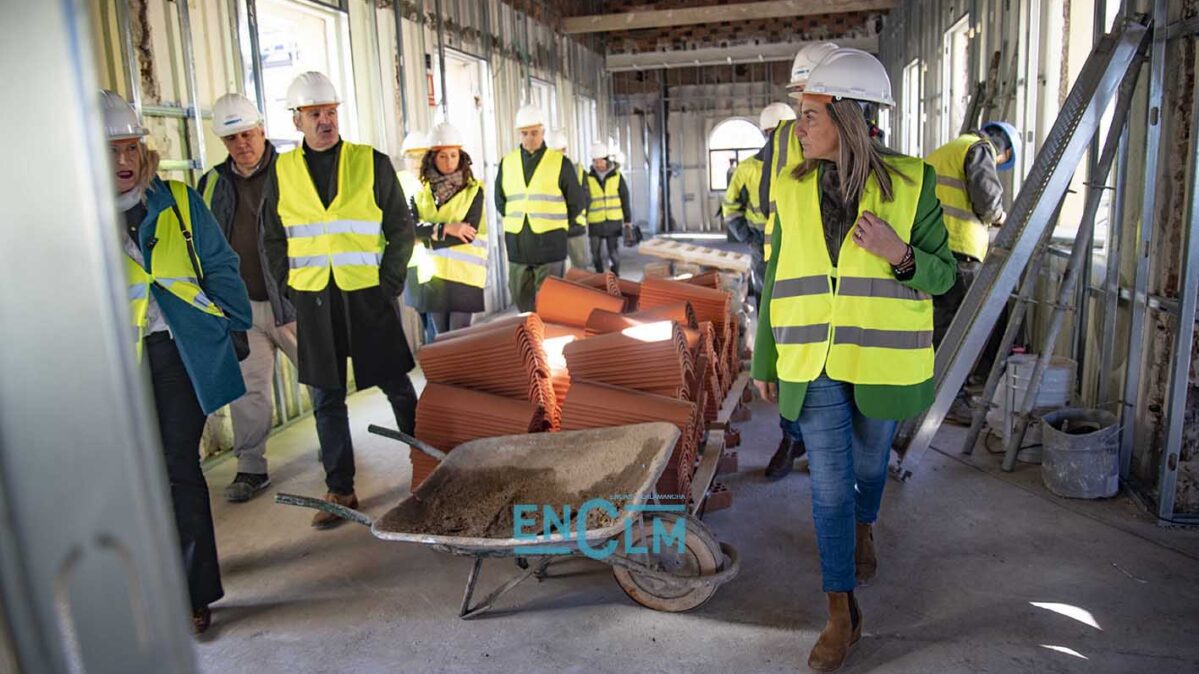 La alcaldesa de Toledo, Milagros Tolón, ha visitado las obras del que será el Museo Postal y Telegráfico de Toledo junto al director del Museo y el arquitecto de Correos. Foto: Rebeca Arango.