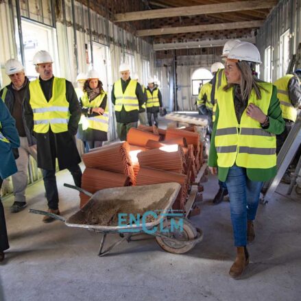 La alcaldesa de Toledo, Milagros Tolón, ha visitado las obras del que será el Museo Postal y Telegráfico de Toledo junto al director del Museo y el arquitecto de Correos. Foto: Rebeca Arango.