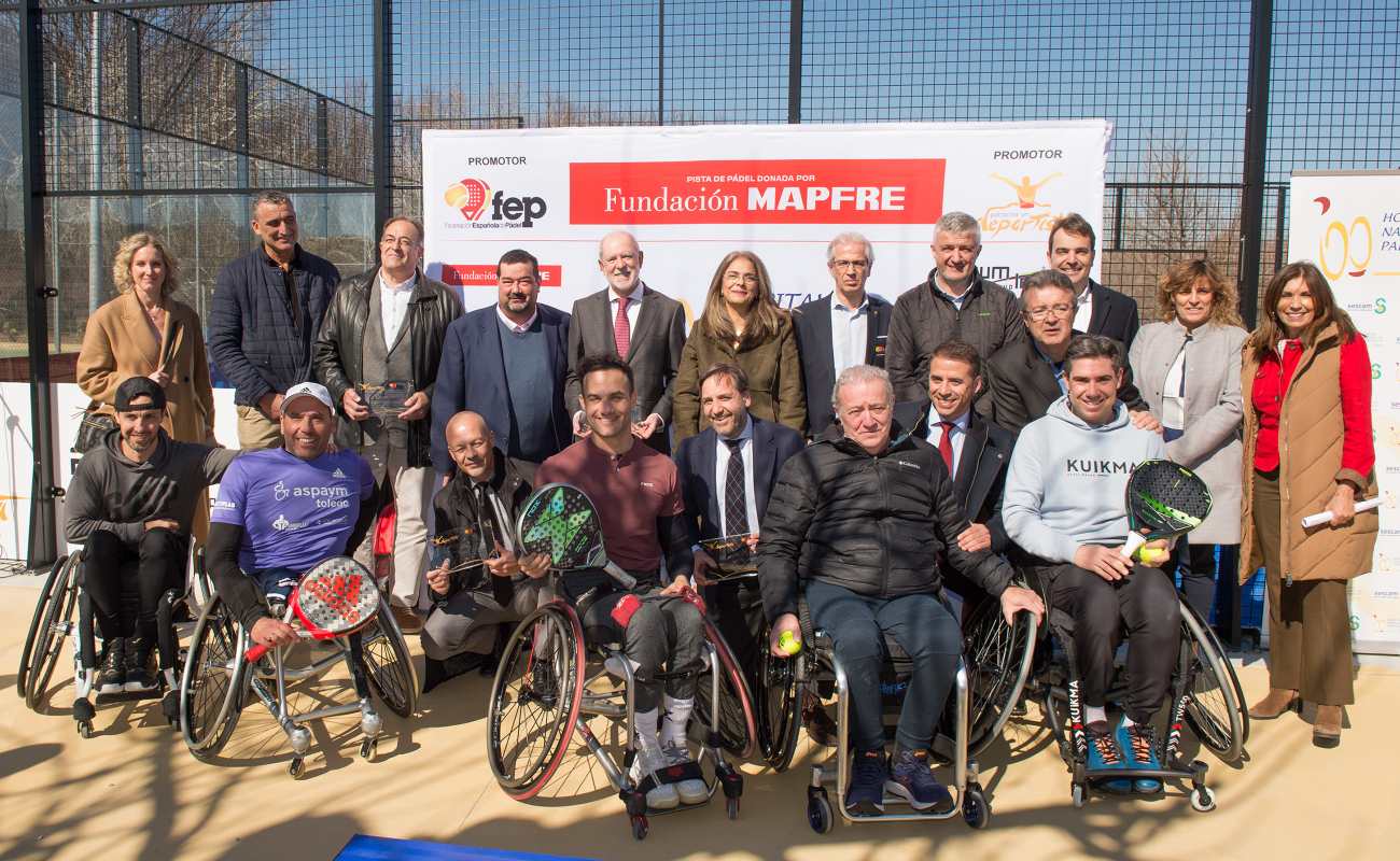 Foto de familia en la inauguración de la pista de pádel en el Hospital Nacional de Parapléjicos.