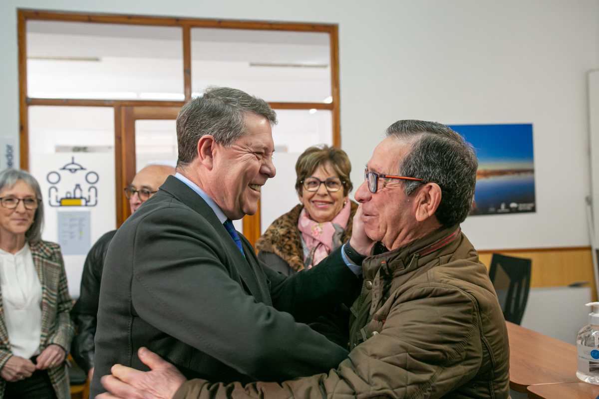 El presidente de Castilla-La Mancha, Emiliano García-Page, saludando a un hombre en Quintanar del Rey (Cuenca)