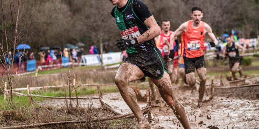 Sergio Paniagua, corriendo en cross y por el Playas de Castellón. Foto: Playas de Castellón.