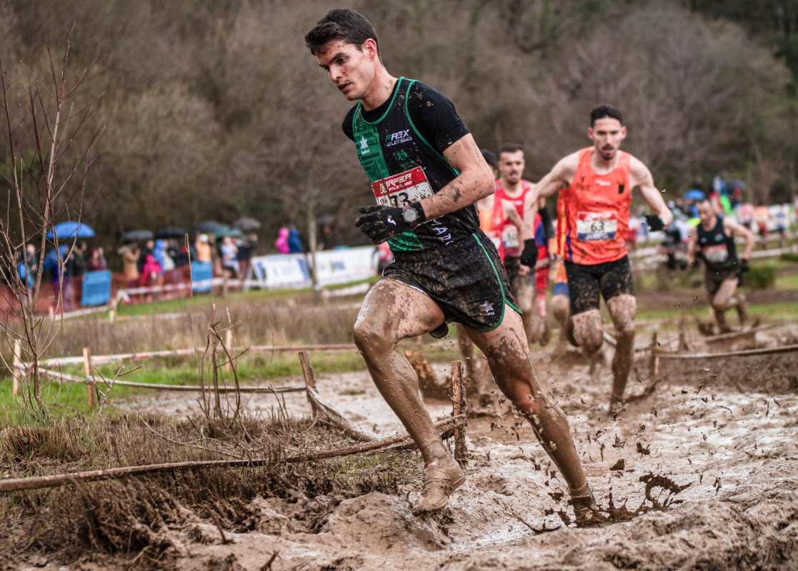 Sergio Paniagua, corriendo en cross y por el Playas de Castellón. Foto: Playas de Castellón.