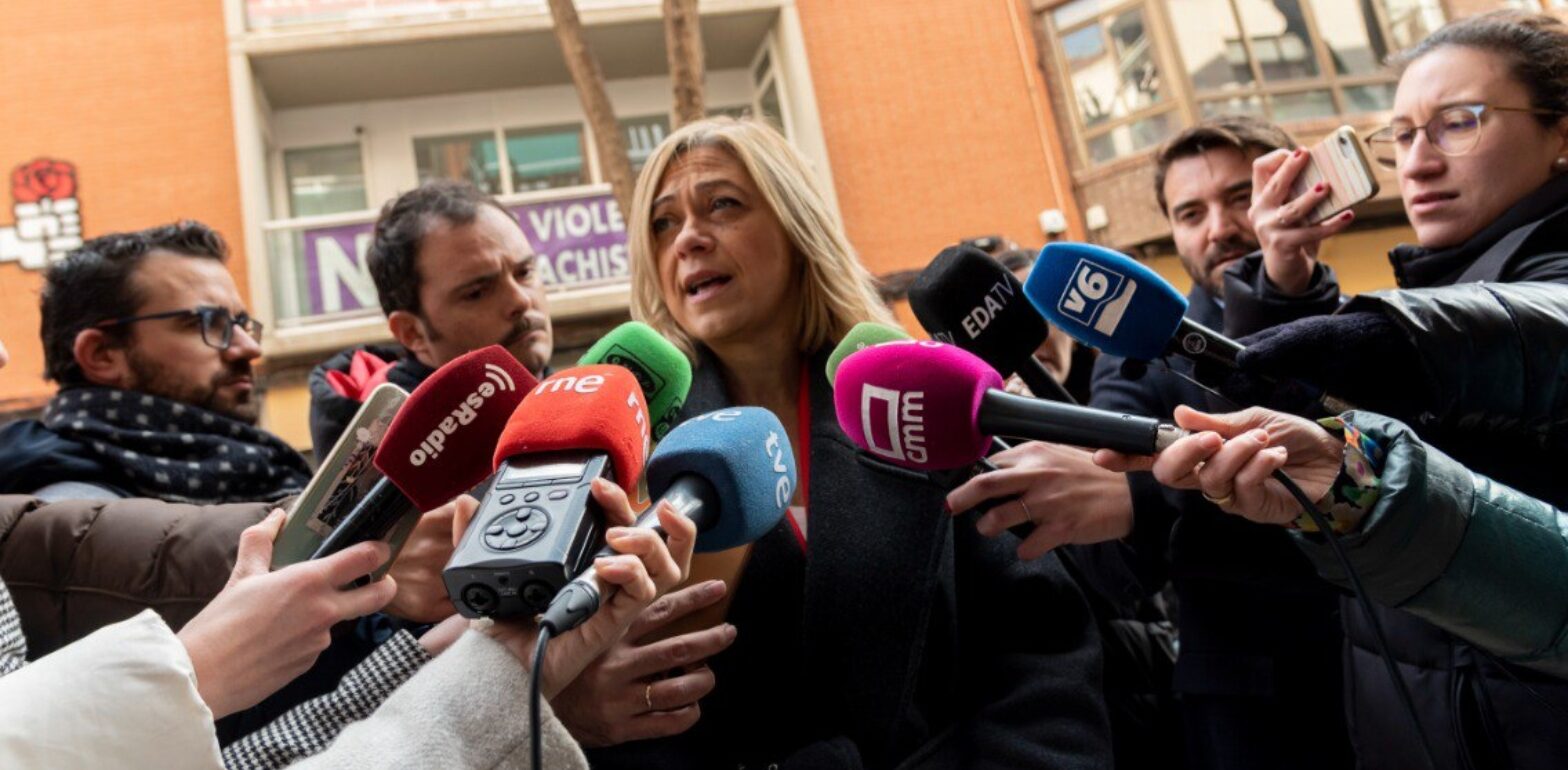 La presidenta regional de Ciudadanos en CLM, Carmen Picazo, frente a la sede del PSOE en Albacete.