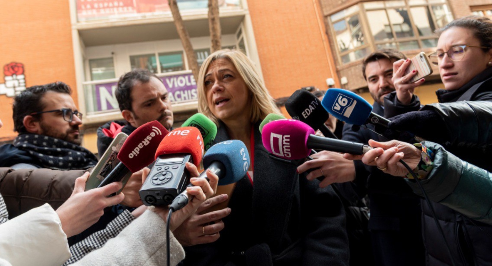 La presidenta regional de Ciudadanos en CLM, Carmen Picazo, frente a la sede del PSOE en Albacete.