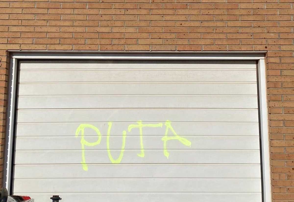 La lamentable pintada que han realizado en la casa de una concejala de PP y Vox en Alcázar.