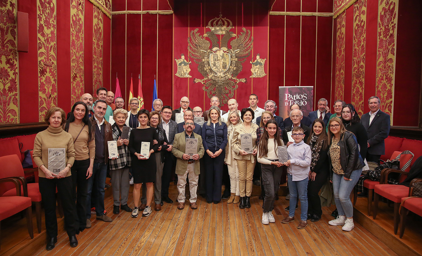 Tolón, durante la entrega de las placas y reconocimientos a los participantes en el certamen de patios del Corpus del pasado año.