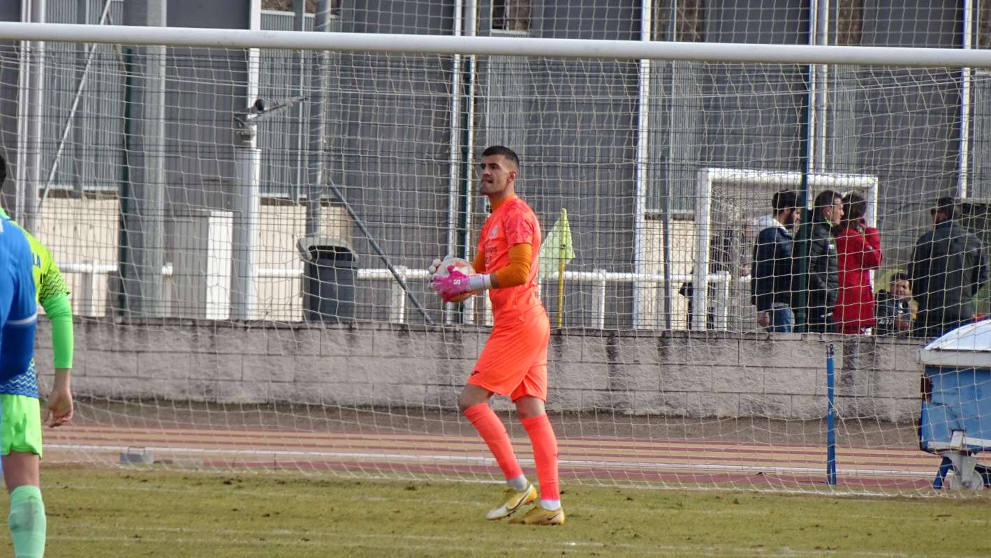 El percance de Carlos Mena no pasó a mayores. Foto: CD Manchego.