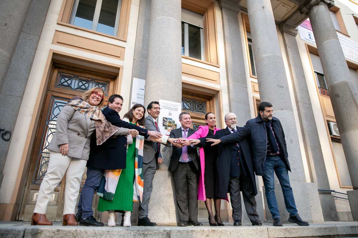 Foto de familia en el acto de entrega del Edificio Postas.