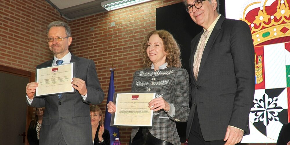 El ministro de Universidades, Joan Subirats, entrega los Premios de Investigación en Igualdad y Género del Aula Lola Martínez de la UCLM, en Albacete. EFE/ Manu.