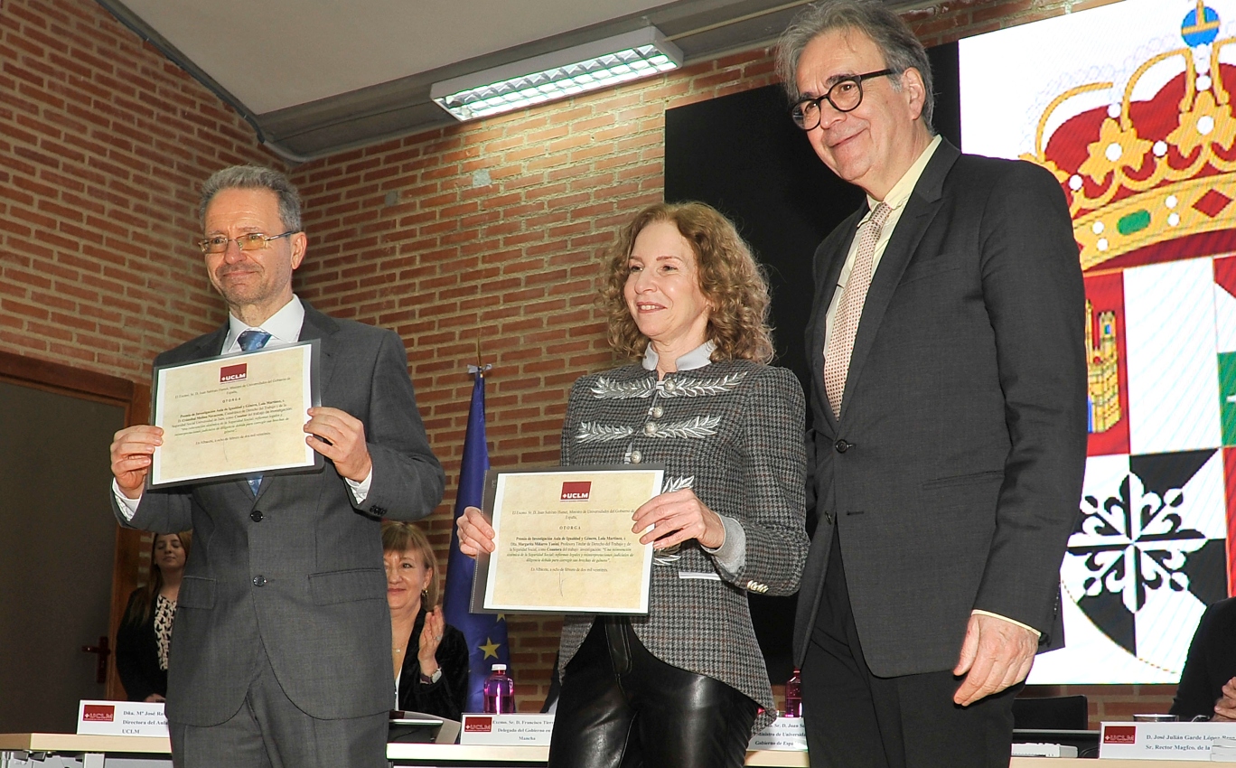 El ministro de Universidades, Joan Subirats, entrega los Premios de Investigación en Igualdad y Género del Aula Lola Martínez de la UCLM, en Albacete. EFE/ Manu.
