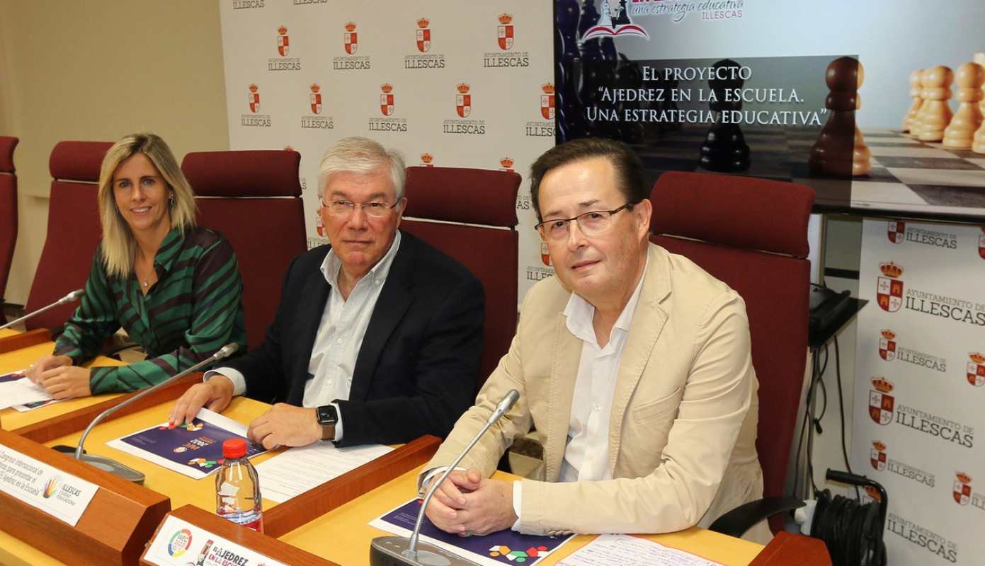 Félix Toribio y el alcalde, José Manuel Tofiño (en el centro), anunciando que el proyecto representaría a CLM en el Congreso IAEC.