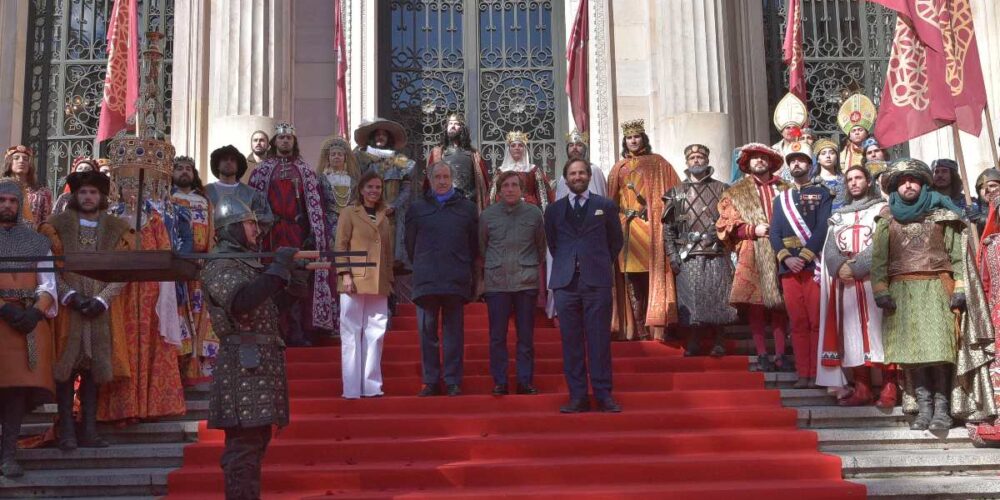 De la Villéon (derecha) tiene a su lado al alcalde de Madrid en la presentación de la nueva temporada de Puy du Fou España.