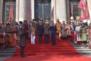 De la Villéon (derecha) tiene a su lado al alcalde de Madrid en la presentación de la nueva temporada de Puy du Fou España.