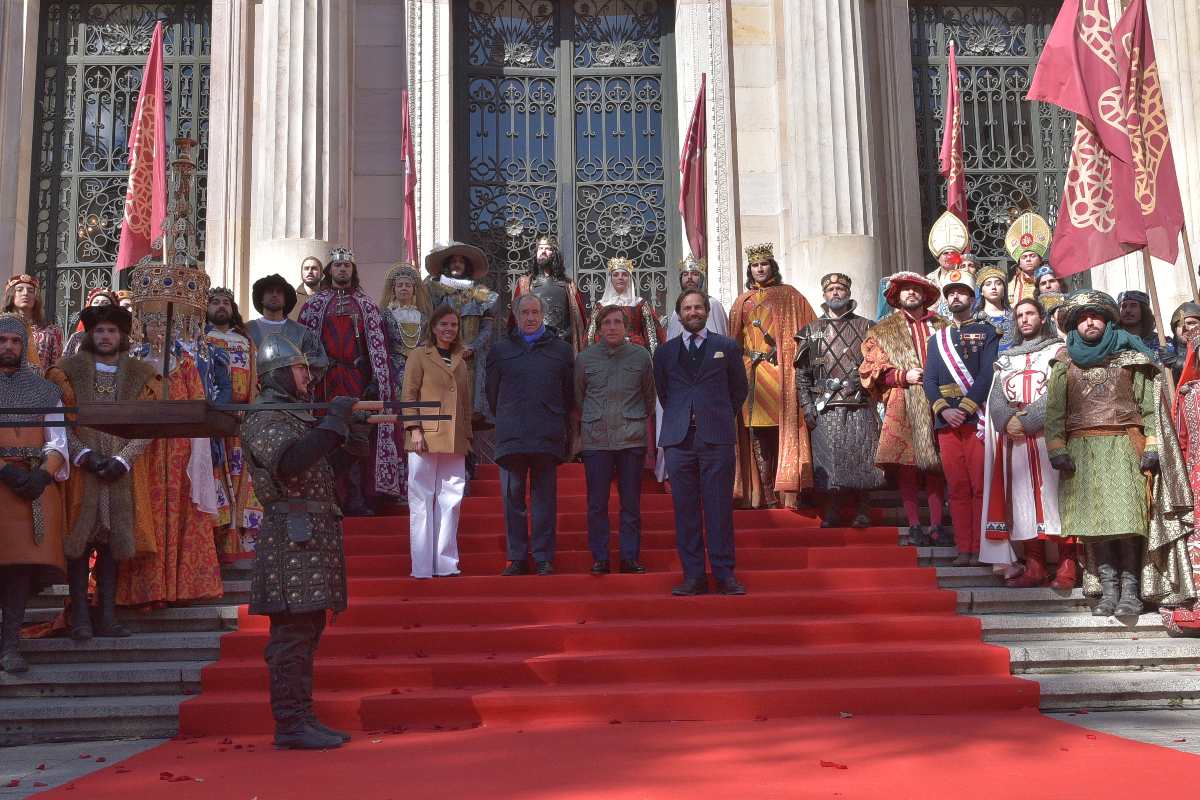 De la Villéon (derecha) tiene a su lado al alcalde de Madrid en la presentación de la nueva temporada de Puy du Fou España.