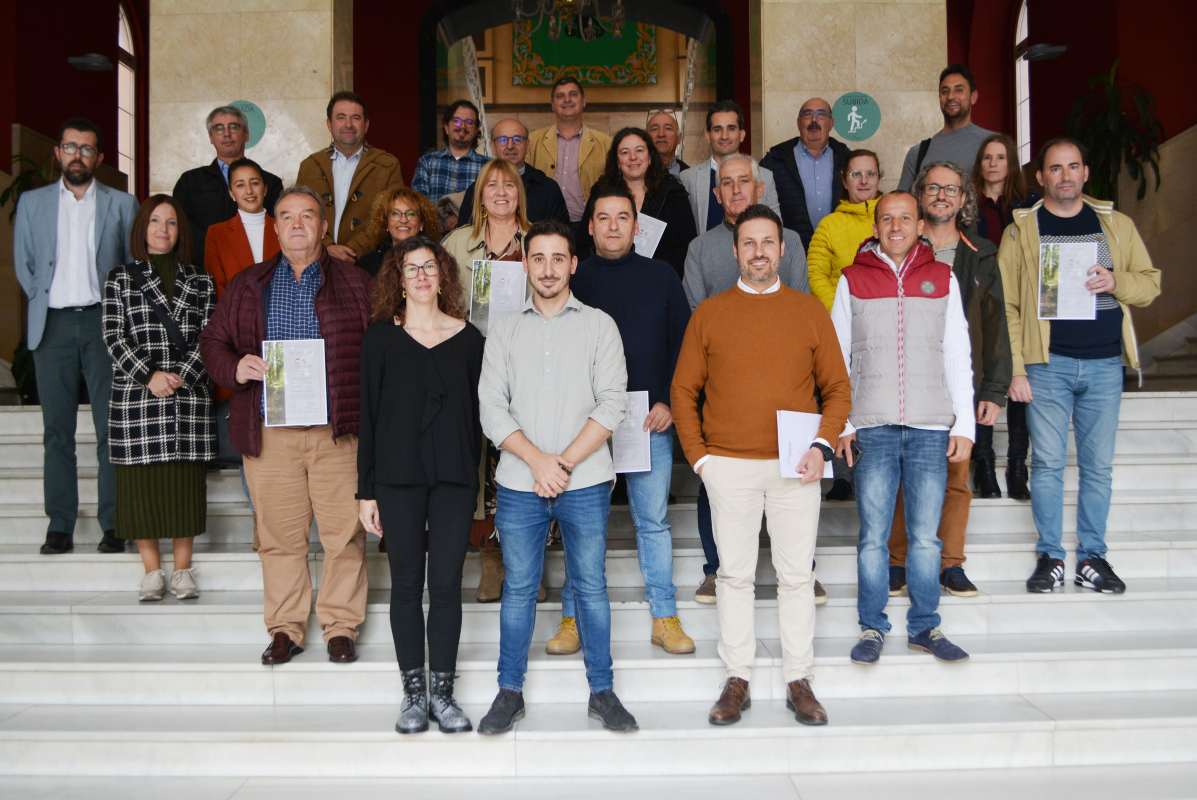 Rutas naturales en Toledo: José Antonio Ruiz, con los representantes municipales.