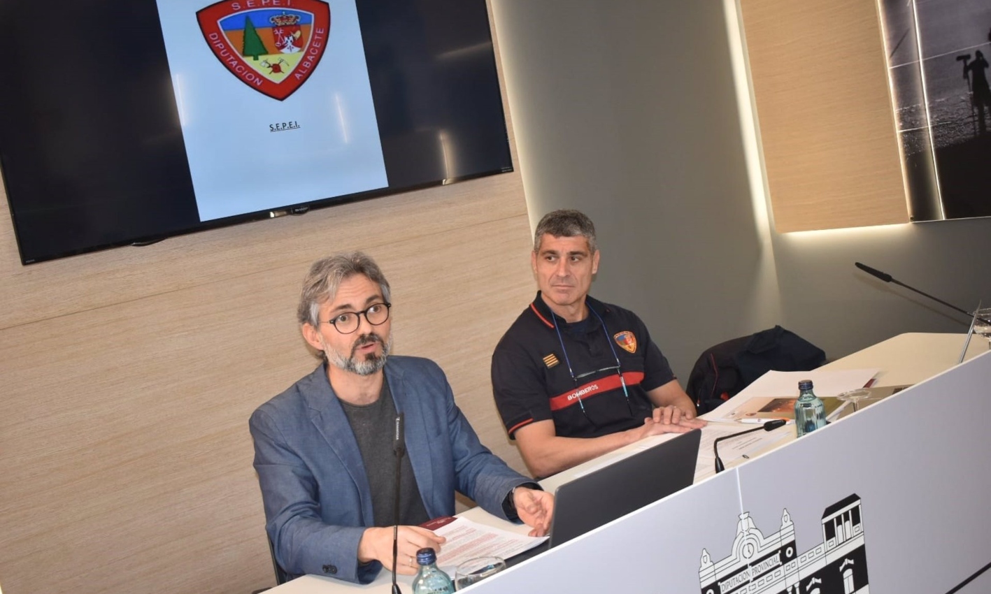 El diputado provincial del SEPEI, Pedro Antonio González, junto al jefe de este Servicio de Extinción y Prevención de Incendios, Francisco Ovidio Gª Ríos.