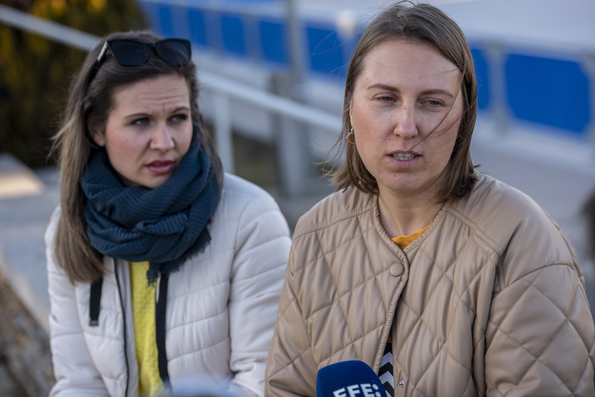 Las refugiadas ucranianas Anastasia Chernikova (i) y su amiga Natalia Khmelova, que lleva un año en Toledo. Foto: EFE/Ismael Herrero.