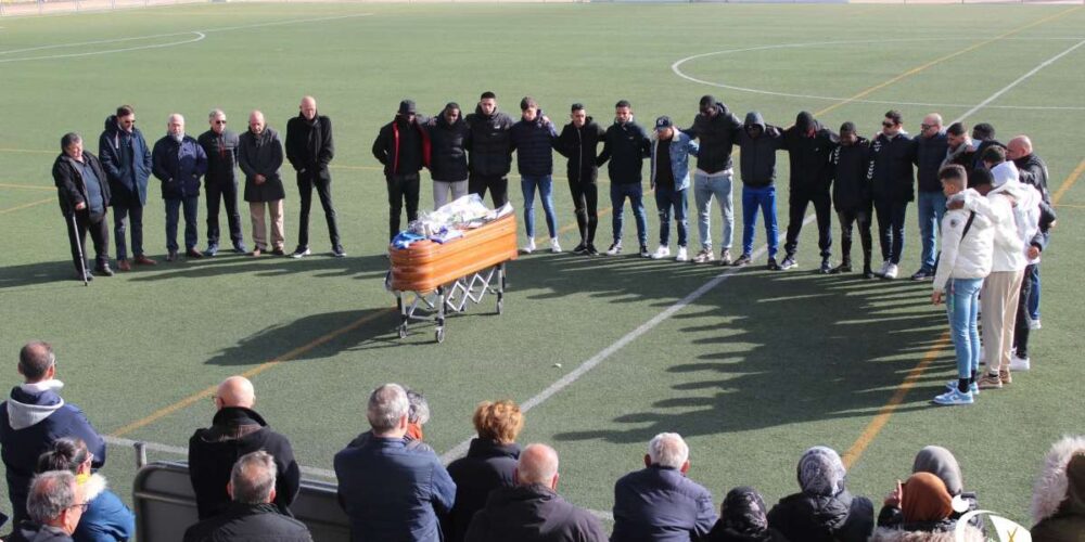 Velatorio de Ado Bala Hadi en el campo de fútbol del Madridejos.