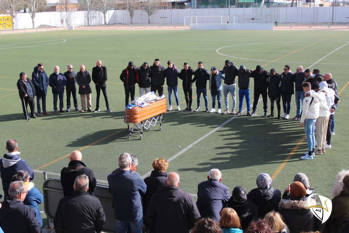 Velatorio de Ado Bala Hadi en el campo de fútbol del Madridejos.