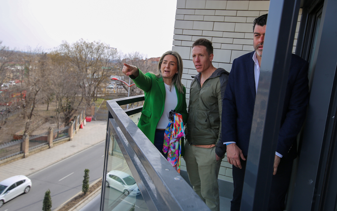 Milagros Tolón ha visitado el primer inmueble de viviendas de Castilla-La Mancha cien por cien sostenible. Está en el barrio de Santa Bárbara, en Toledo.