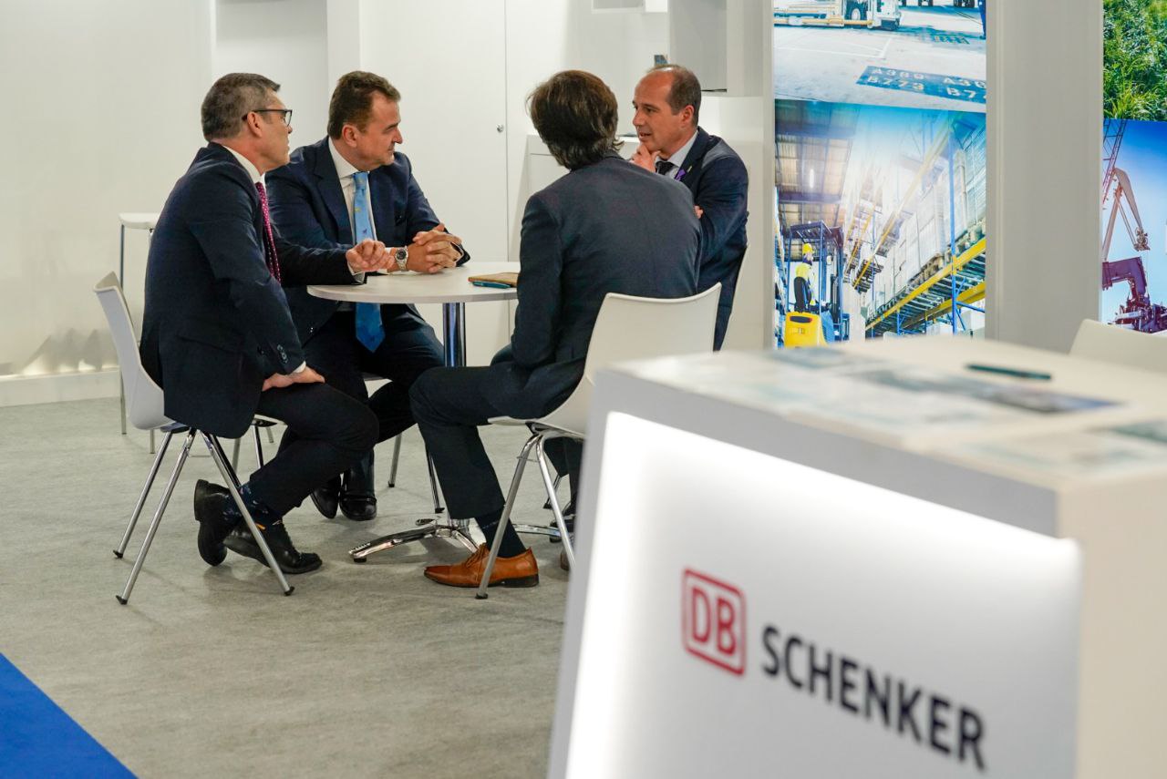 Reunión del alcalde de Guadalajara con Schenker en la II Feria Internacional "Logistic Spain"