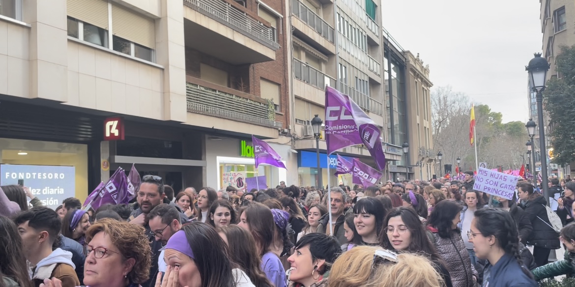 Más de 2.000 personas se manifiestan en Albacete por los derechos de las mujeres.