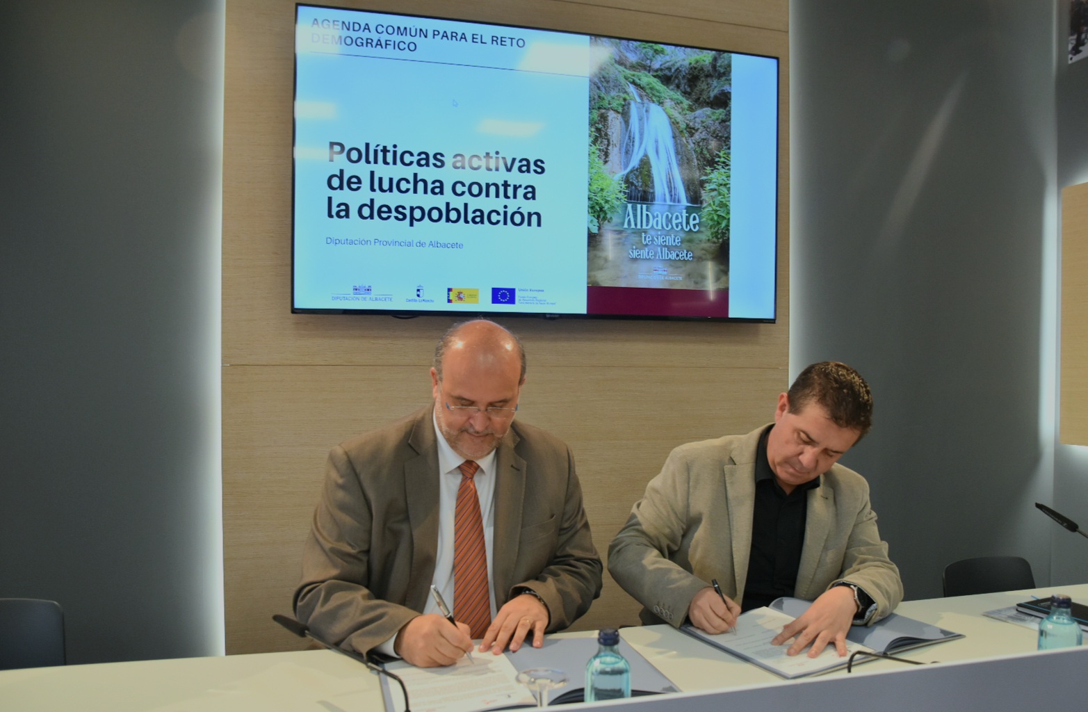 El presidente provincial de Albacete y el vicepresidente regional firman el protocolo para una Agenda Común en materia de Reto Demográfico.
