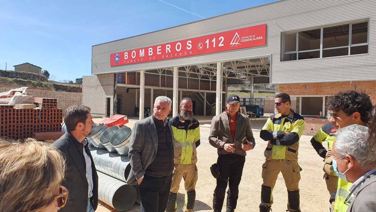 José Luis Vega, presidente de la Diputación Provincial y Francisco Pérez Torrecilla, alcalde de Sacedón, visitan las obras del Parque de Bomberos