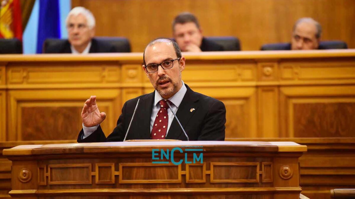 Pablo Bellido, presidente de las Cortes de Castilla-La Mancha, tras él, el expresidente de la Junta, José María Barrera, y el presidente actual, Emiliano García-Page. Foto: Rebeca Arango.