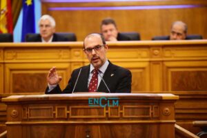 Pablo Bellido, presidente de las Cortes de Castilla-La Mancha, tras él, el expresidente de la Junta, José María Barrera, y el presidente actual, Emiliano García-Page. Foto: Rebeca Arango.