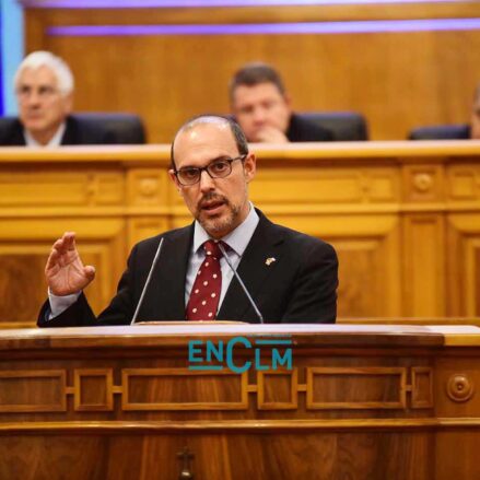 Pablo Bellido, presidente de las Cortes de Castilla-La Mancha, tras él, el expresidente de la Junta, José María Barrera, y el presidente actual, Emiliano García-Page. Foto: Rebeca Arango.