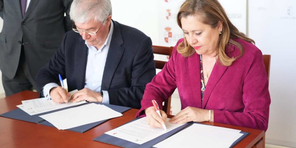 Tofiño y Rosana Rodríguez, firmando la renovación del convenio del proyecto "Nuestro ajedrez en Europa".